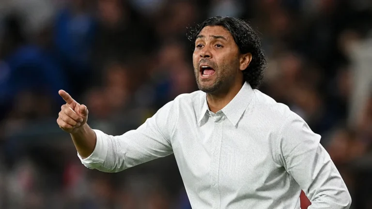 Marvin Compper geeft instructies langs de zijlijn in een wit hemd.