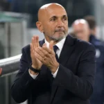 Luciano Spalletti applaudisseert aan de zijlijn in een technische zone van Juventus.
