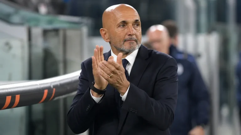 Luciano Spalletti applaudisseert aan de zijlijn in een technische zone van Juventus.