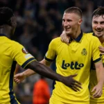 Drie Union-spelers vieren samen een actie in een Europa League-wedstrijd.