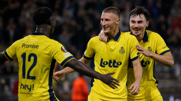 Drie Union-spelers vieren samen een actie in een Europa League-wedstrijd.