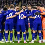 Een groep Anderlecht-spelers in paarse wedstrijdtenues verzamelt zich voor een match.