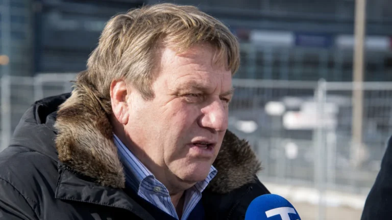 Johan Boskamp spreekt tijdens een voetbalinterview in openlucht.