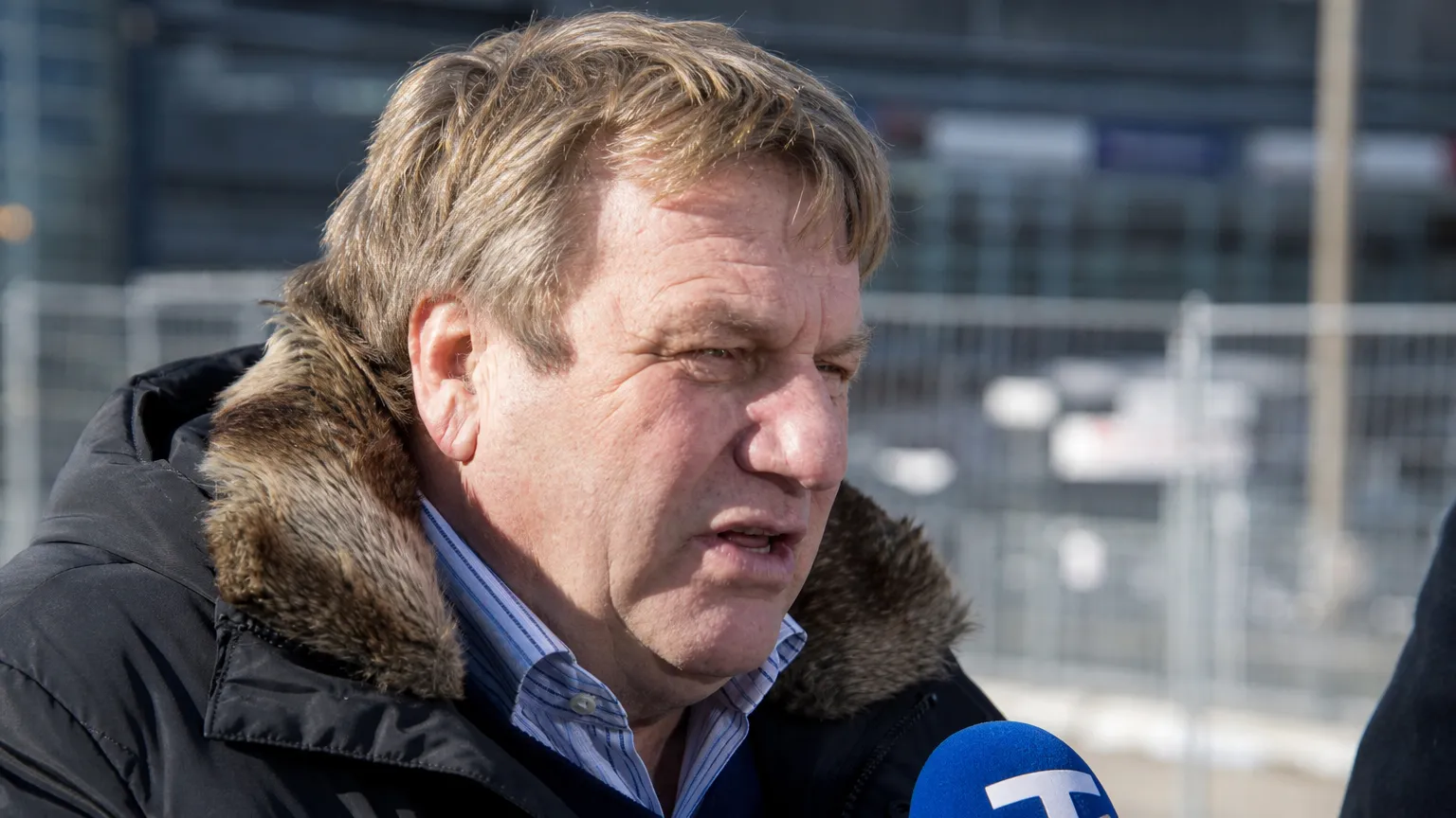 Johan Boskamp spreekt tijdens een voetbalinterview in openlucht.