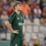 Ibe Hautekiet van Standard staat teleurgesteld op het veld na de wedstrijd.