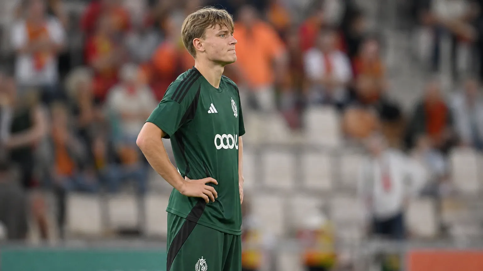 Ibe Hautekiet van Standard staat teleurgesteld op het veld na de wedstrijd.
