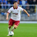 Alvaro Cortes in het wit-bordeaux tenue van Antwerp tijdens een voetbalactie.