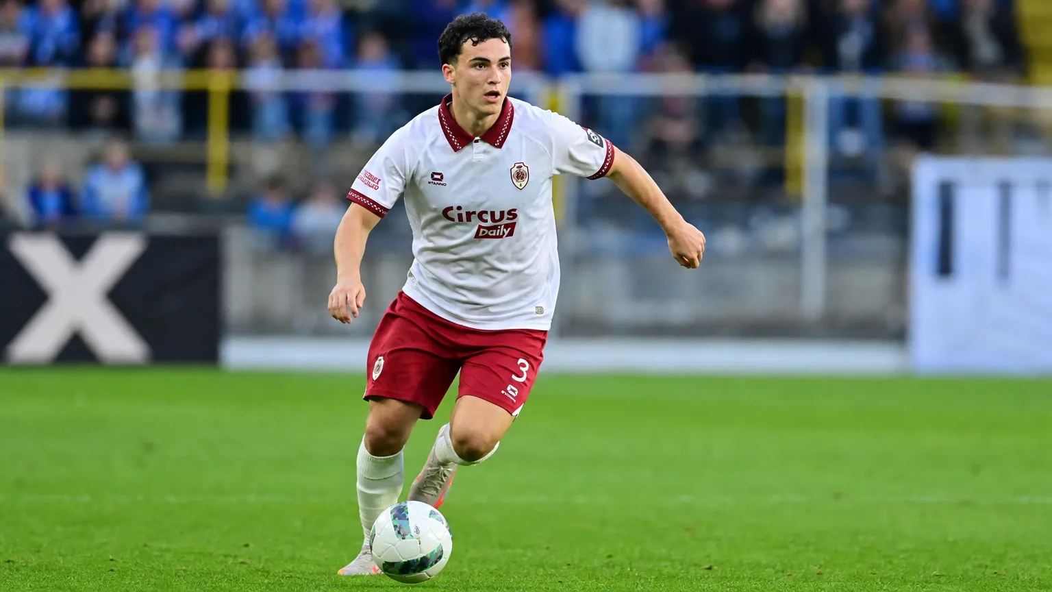 Alvaro Cortes in het wit-bordeaux tenue van Antwerp tijdens een voetbalactie.