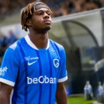 Noah Adedeji-Sternberg in het blauw gestreepte shirt van KRC Genk langs het veld.