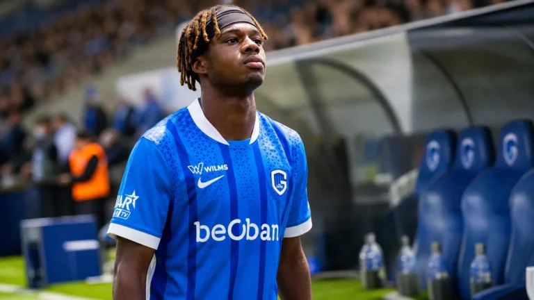 Noah Adedeji-Sternberg in het blauw gestreepte shirt van KRC Genk langs het veld.