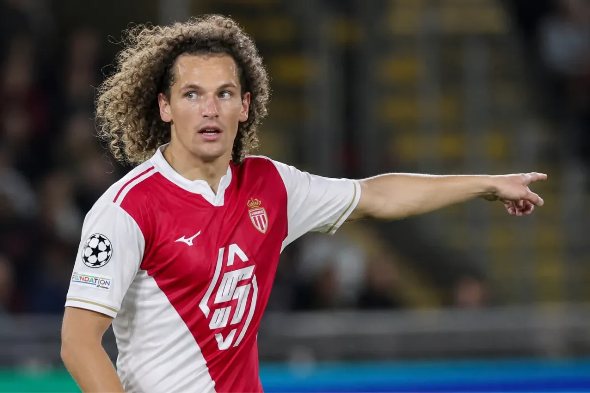 Wout Faes in het rood-witte tenue van AS Monaco tijdens een wedstrijd.
