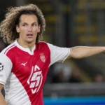 Wout Faes in het rood-witte tenue van AS Monaco tijdens een wedstrijd.