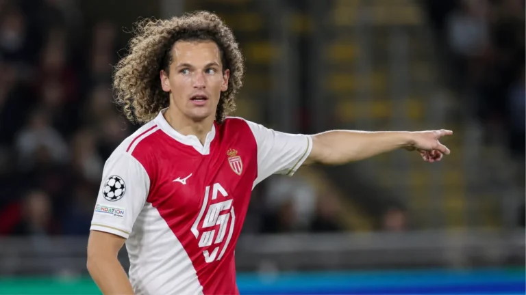 Wout Faes in het rood-witte tenue van AS Monaco tijdens een wedstrijd.
