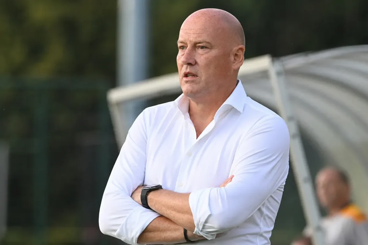 Frederik Vanderbiest observeert een oefenvorm vanaf de zijlijn van het trainingsveld.
