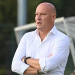 Frederik Vanderbiest observeert een oefenvorm vanaf de zijlijn van het trainingsveld.