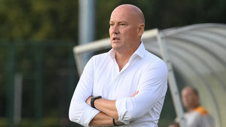 Frederik Vanderbiest observeert een oefenvorm vanaf de zijlijn van het trainingsveld.