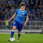 Tibe De Vlieger in het blauwe tenue van KAA Gent tijdens een wedstrijdmoment.