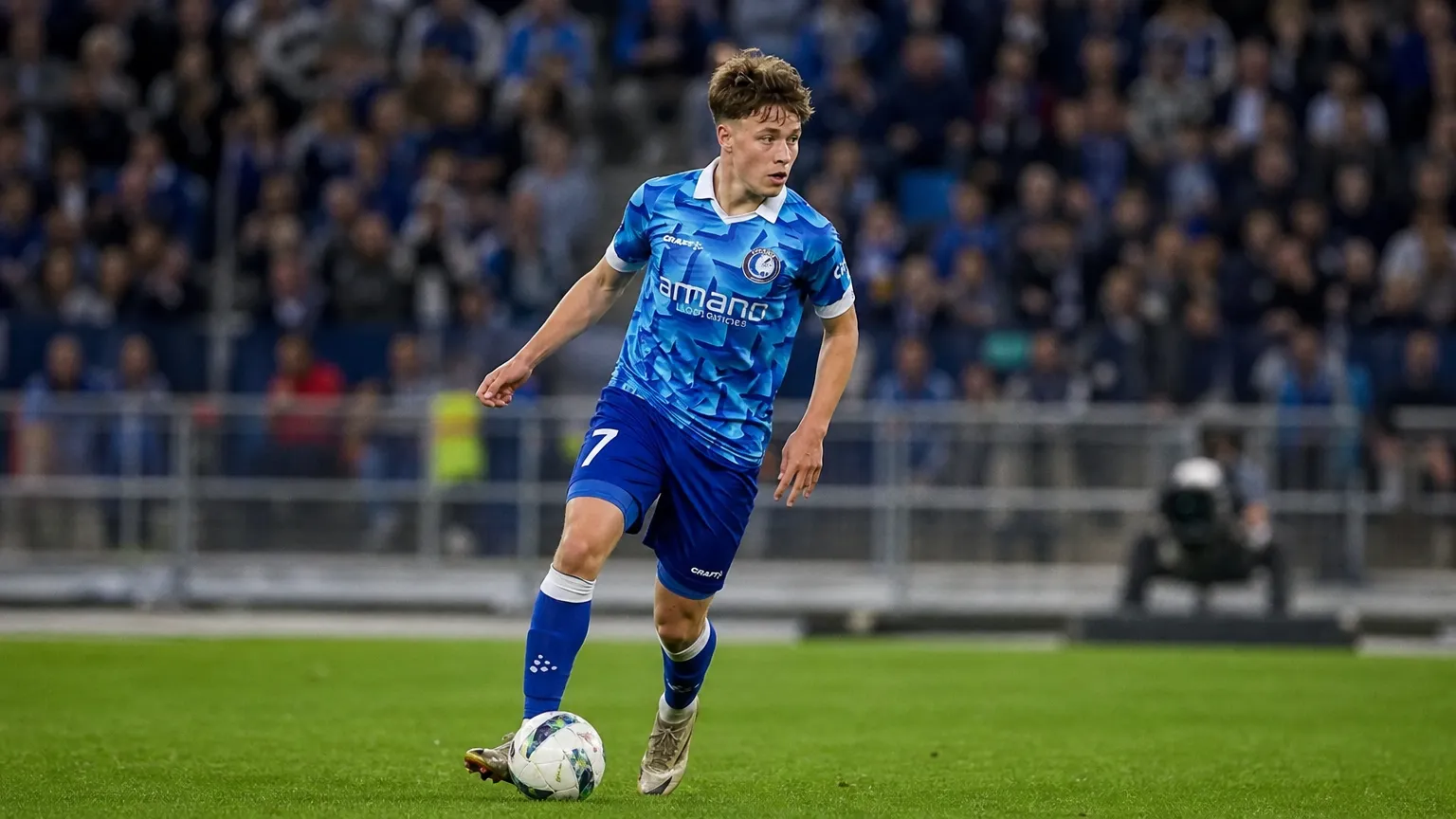 Tibe De Vlieger in het blauwe tenue van KAA Gent tijdens een wedstrijdmoment.