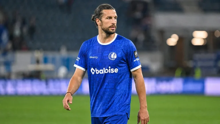 Christian Burgess van KAA Gent op het veld na een wedstrijd.
