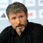 Mark van Bommel spreekt op een persconferentie als bondscoach van de Rode Duivels.
