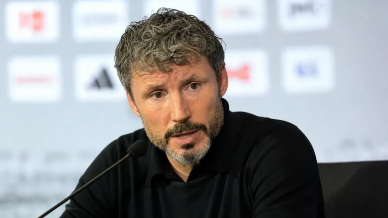 Mark van Bommel spreekt op een persconferentie als bondscoach van de Rode Duivels.