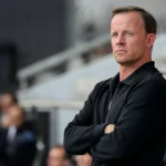 Vincent Euvrard in de technische zone van een voetbalstadion.