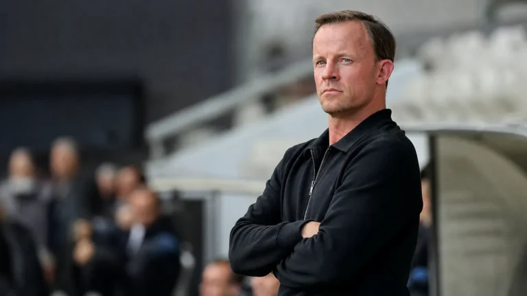 Vincent Euvrard in de technische zone van een voetbalstadion.