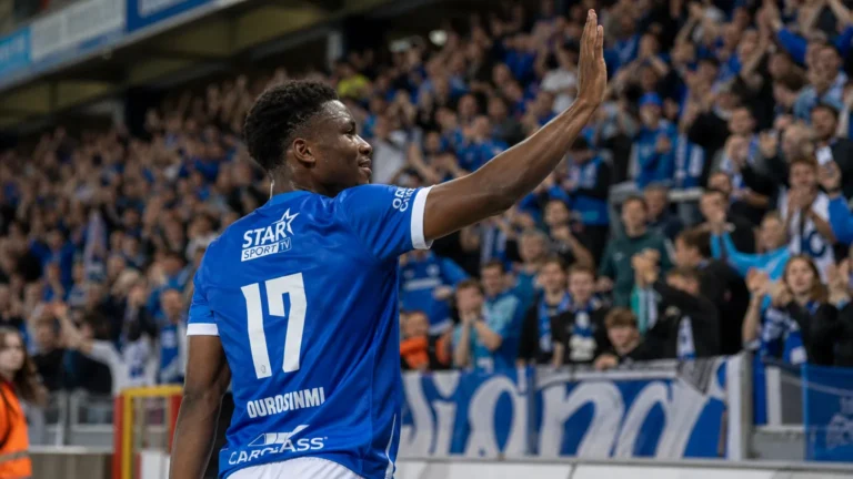 Rafiu Durosinmi van KRC Genk steekt zijn arm op naar de thuistribune.