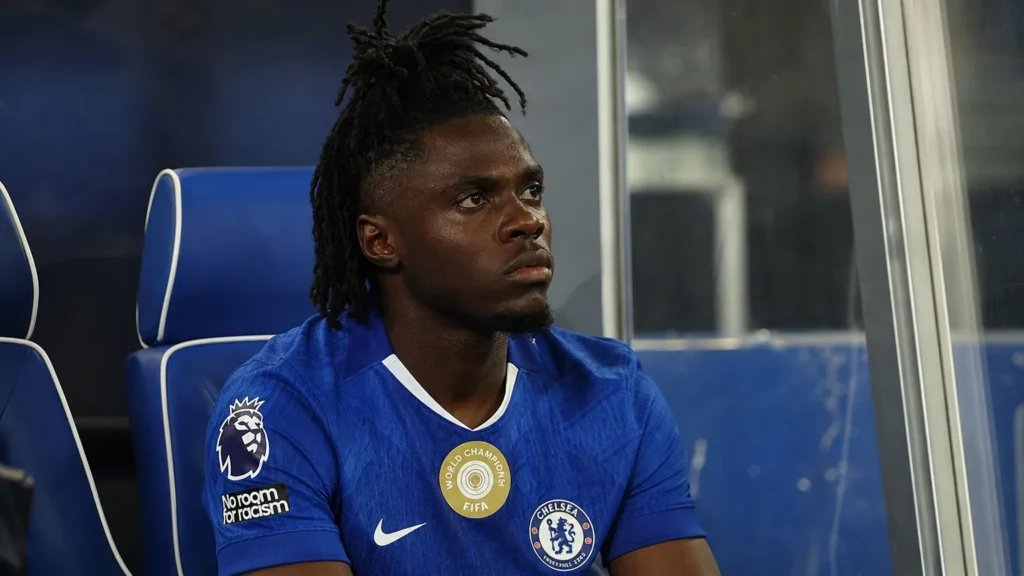 Romeo Lavia in Chelsea-tenue op de bank na een Premier League-wedstrijd.