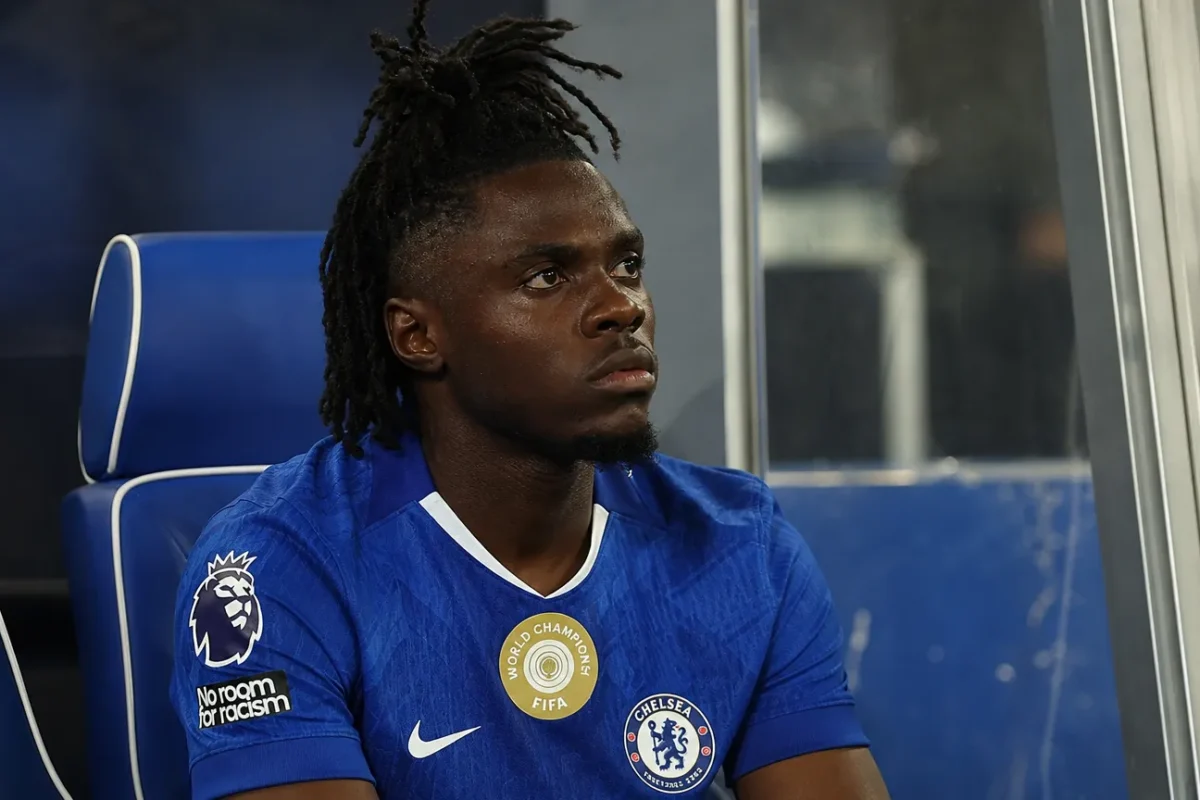 Romeo Lavia in Chelsea-tenue op de bank na een Premier League-wedstrijd.