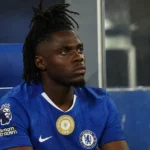 Romeo Lavia in Chelsea-tenue op de bank na een Premier League-wedstrijd.