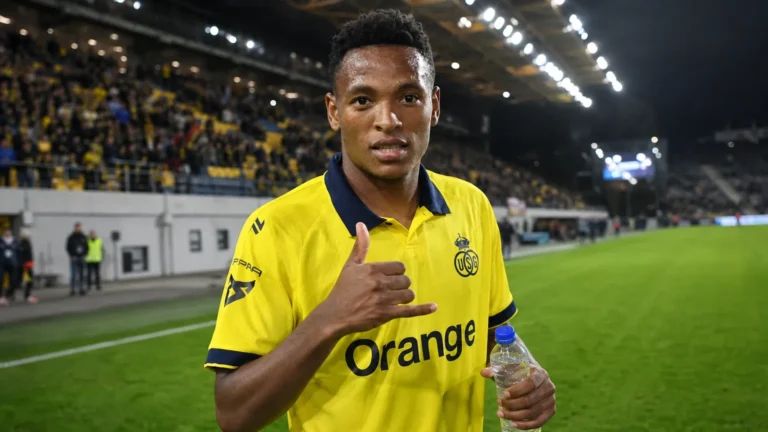 Relebohile Mofokeng van Union na een wedstrijd op het veld.
