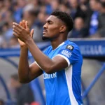 Rafiu Durosinmi van Racing Genk applaudisseert langs het veld.