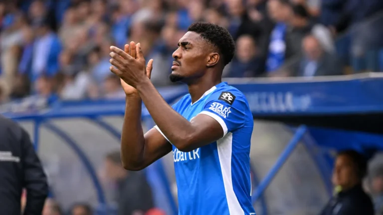 Rafiu Durosinmi van Racing Genk applaudisseert langs het veld.