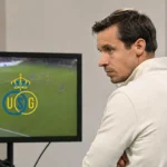 Franky Van der Elst bekijkt beelden op een monitor met het embleem van Union.