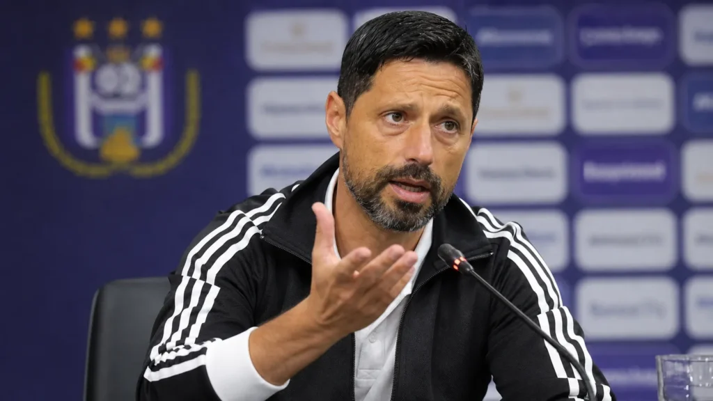 anderlecht-vitor-bruno-mario-stroeykens-vorm-transferonzekerheid Vitor Bruno spreekt geconcentreerd tijdens een persconferentie.