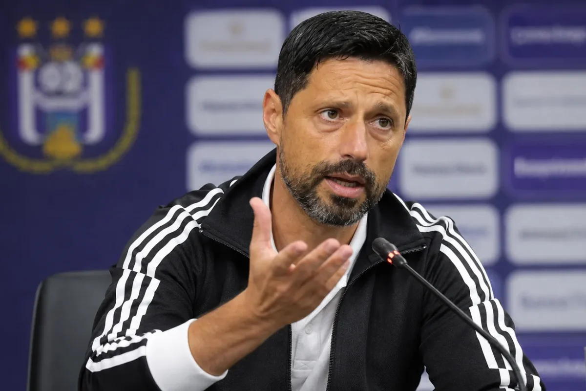Vitor Bruno spreekt geconcentreerd tijdens een persconferentie.