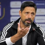 Vitor Bruno spreekt geconcentreerd tijdens een persconferentie.