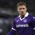 Thorgan Hazard in het paarse wedstrijdshirt van Anderlecht langs het veld tijdens een avondwedstrijd.