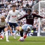 Spelers van Tottenham en Aston Villa in actie voor het doel tijdens een wedstrijd.