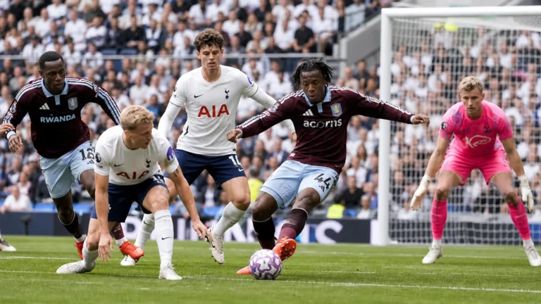 Spelers van Tottenham en Aston Villa in actie voor het doel tijdens een wedstrijd.