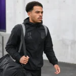Mario Stroeykens in een zwarte RSC Anderlecht-clubjas bij een stadioningang.