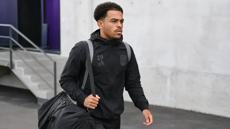 Mario Stroeykens in een zwarte RSC Anderlecht-clubjas bij een stadioningang.