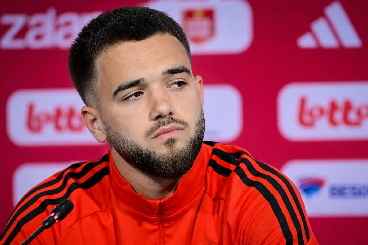 Nicolas Raskin tijdens een persmoment in een voetbalmediazaal.