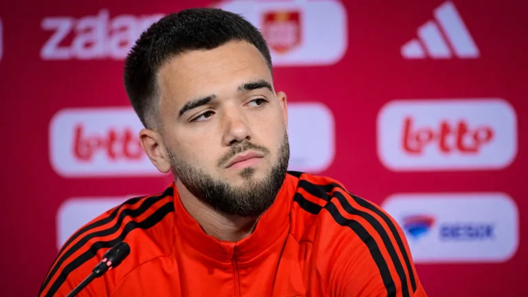 Nicolas Raskin tijdens een persmoment in een voetbalmediazaal.