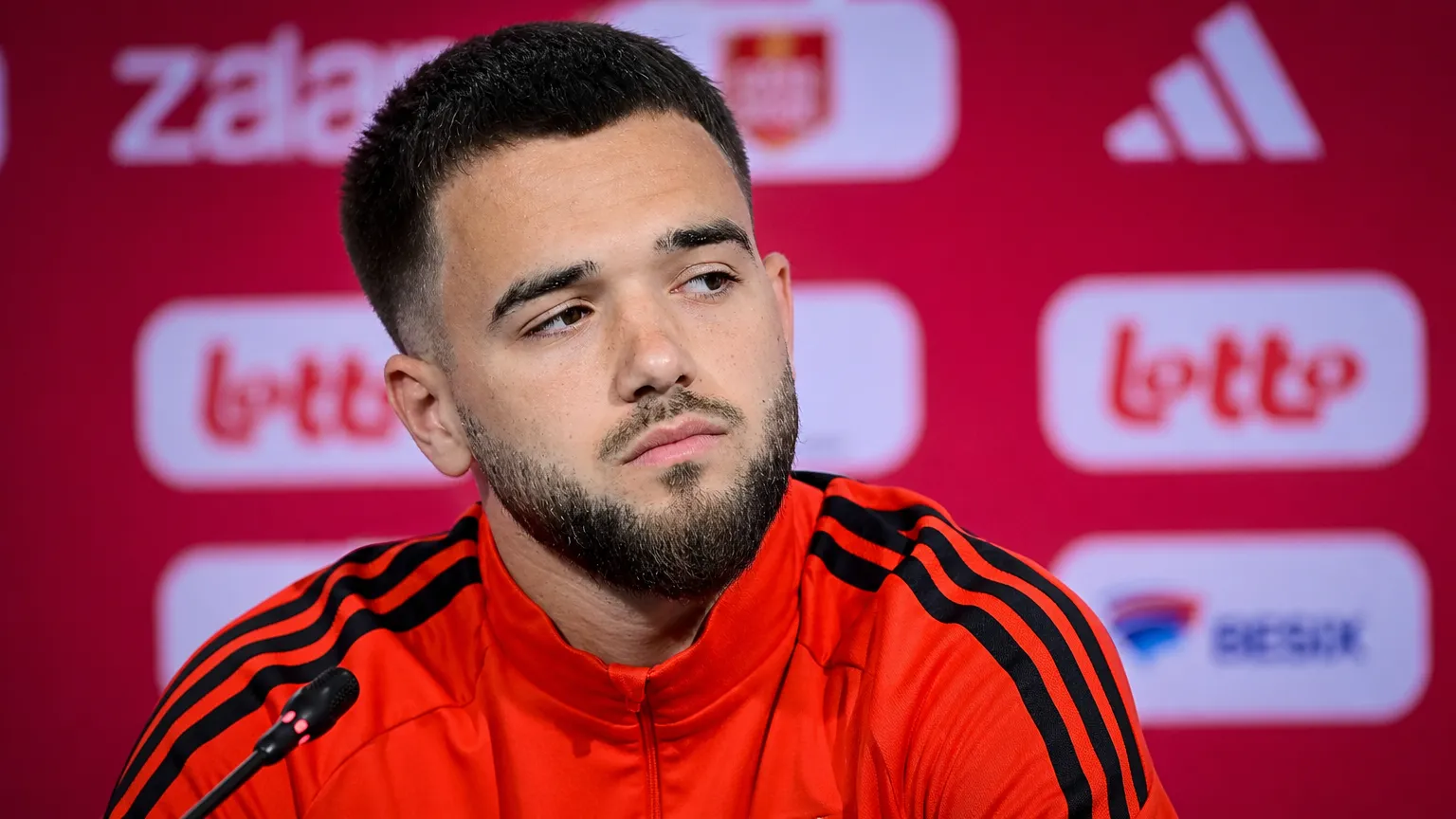 Nicolas Raskin tijdens een persmoment in een voetbalmediazaal.