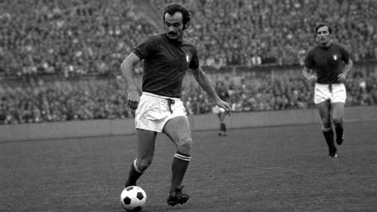Sandro Mazzola in actie tijdens een historische wedstrijd van Inter.