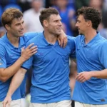 Een groep Brighton-spelers viert samen tijdens een Premier League-wedstrijd.