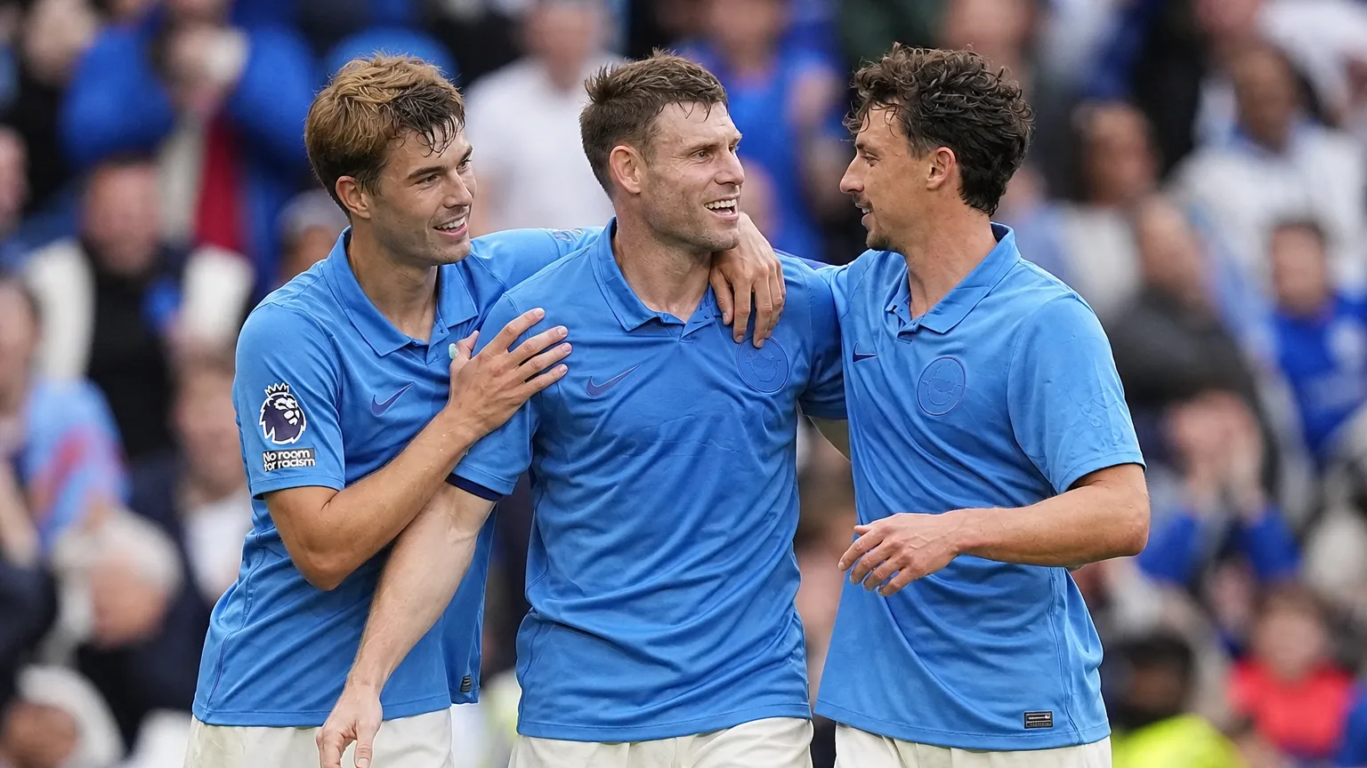Een groep Brighton-spelers viert samen tijdens een Premier League-wedstrijd.