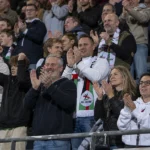 Supporters van OH Leuven vieren samen in de tribune.